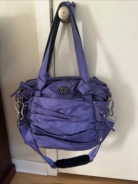 Lululemon travel tote bag
